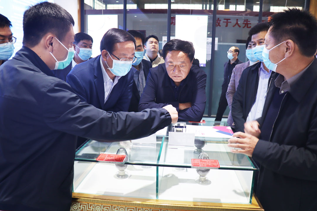 河南省委統(tǒng)戰(zhàn)部副部長、省工商聯(lián)黨組書記曾垂瑞帶領(lǐng)調(diào)研組蒞臨潁川新材料(圖3)