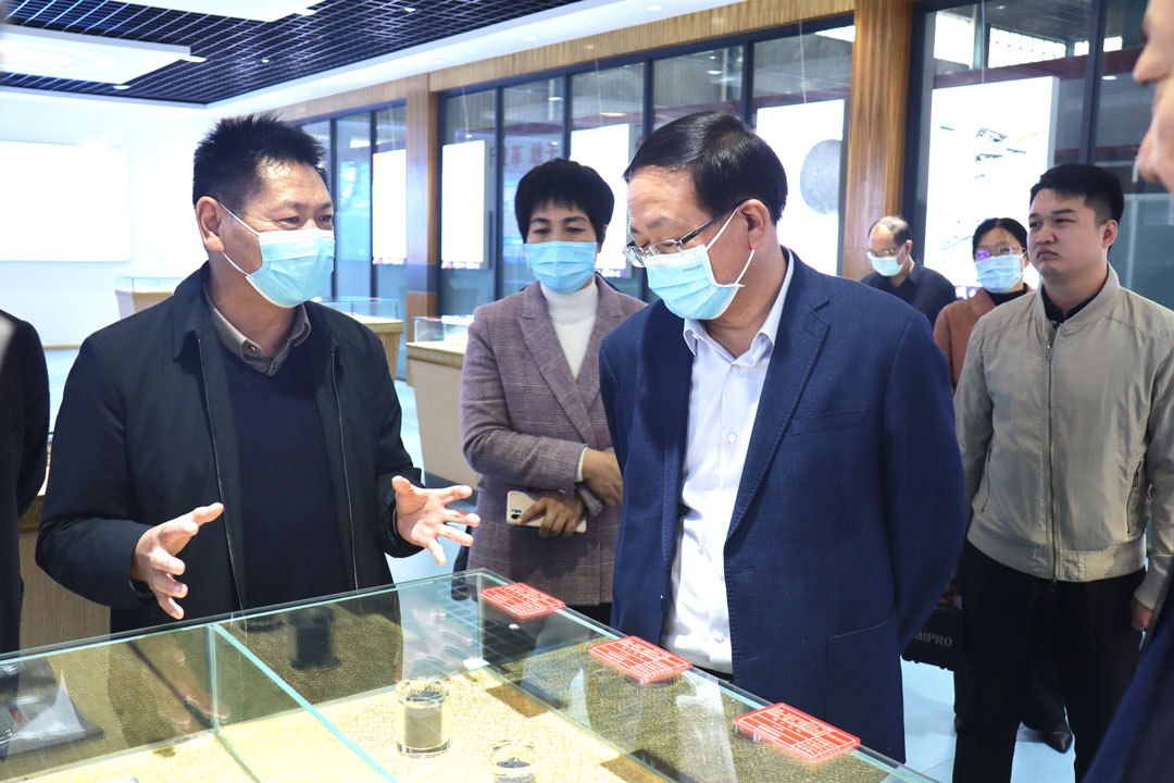 河南省委統(tǒng)戰(zhàn)部副部長、省工商聯(lián)黨組書記曾垂瑞帶領(lǐng)調(diào)研組蒞臨潁川新材料(圖4)